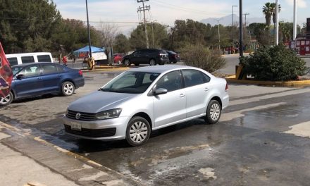 Saltillo: Reportan fuga de agua en una plaza comercial