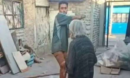 Indignante: Hombre golpea brutalmente a una abuelita con un tubo en la cabeza (video)