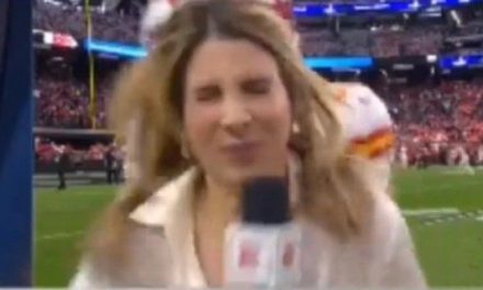 Video: Reportera de ESPN es tackleada por un jugador de los Jefes de Kansas City