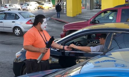 Héroe urbano pide lo dejen trabajar; es payaso y malabarista en un crucero de Saltillo