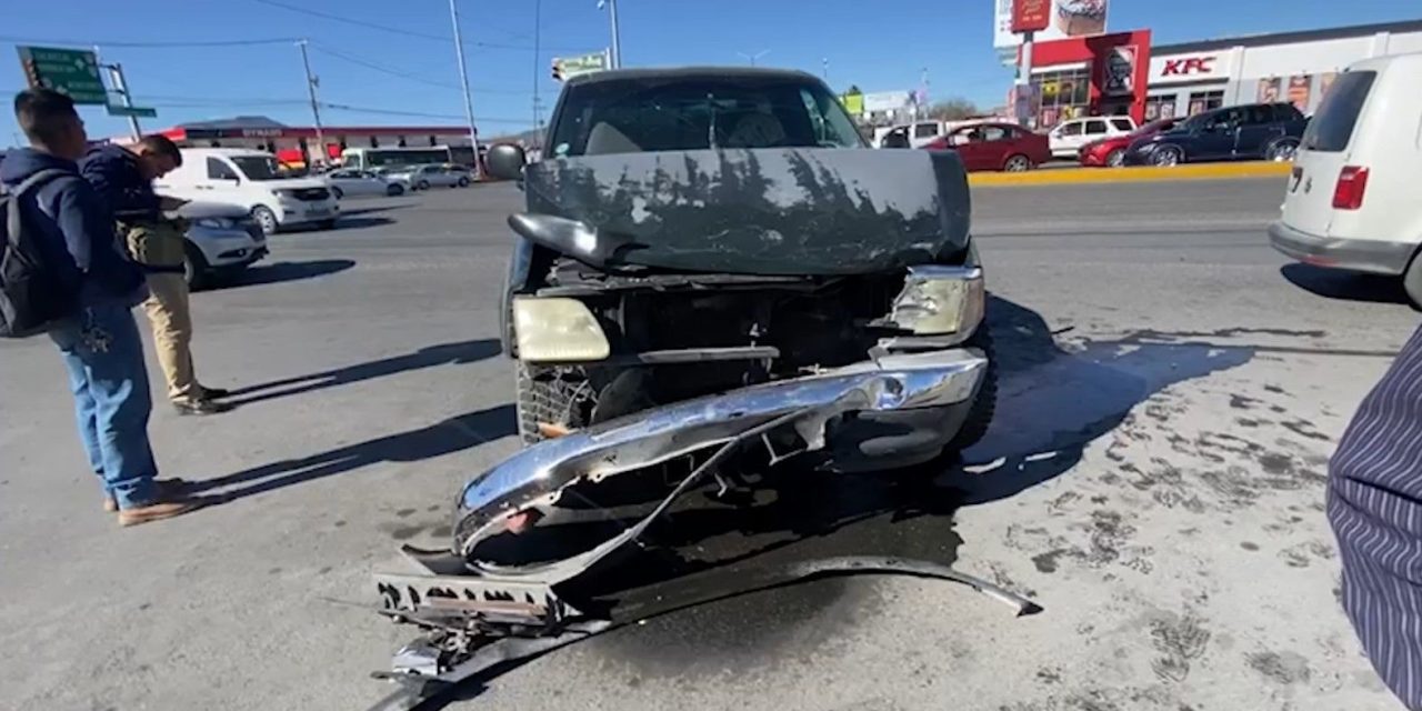 Se pasa luz roja y lo impactan en Saltillo