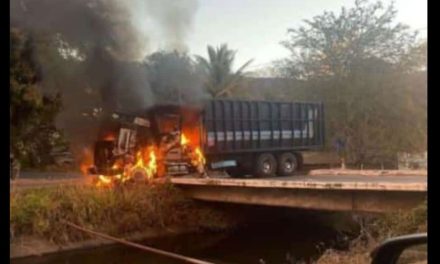 Bloquean con camiones incendiados vialidades en Jalisco
