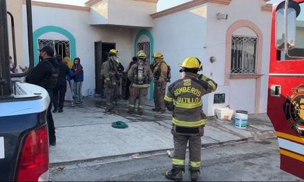 Incendio moviliza a bomberos en Privadas La Torres de Saltillo
