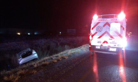 Hombre termina lesionado al sufrir una volcadura sobre la Saltillo-Monterrey