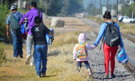 Pide Estados Unidos a migrantes latinos que ingresen a México por la vía legal