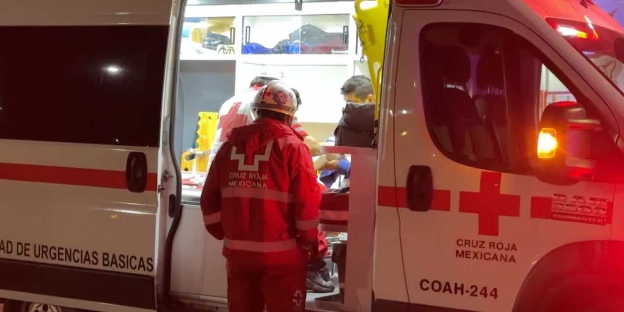 Hombre cae de su moto por esquivar balón en Saltillo