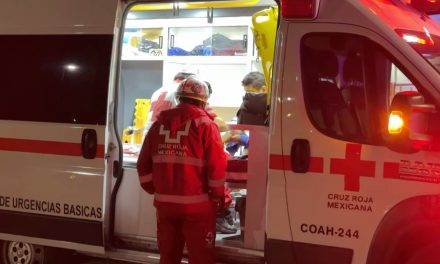 Hombre cae de su moto por esquivar balón en Saltillo