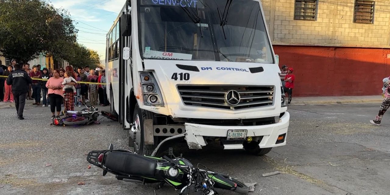 Saltillo: Transporte de personal arrolla a dos motociclistas que terminan gravemente heridos