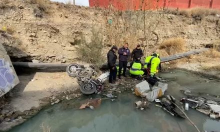 Motociclista sexagenario cae al interior de un arroyo en periférico LEA en Saltillo
