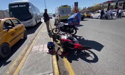 Repartidor en motocicleta resulta lesionado tras impactarse contra taxi en Saltillo