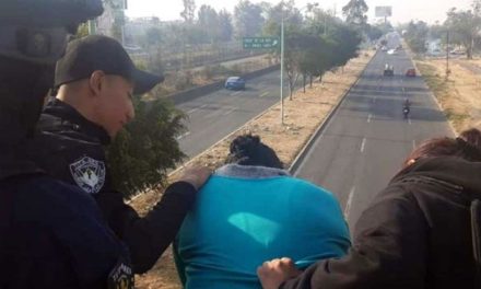Policías evitan que mujer con depresión se arroje de puente en el Edomex