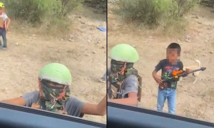 Video: Niños juegan a hacer un retén con armas de juguete y detienen una camioneta