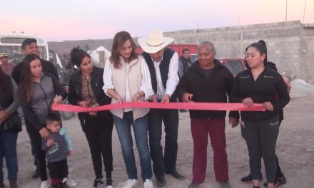 Alcalde de Parras entrega obras de drenaje y red de electrificación