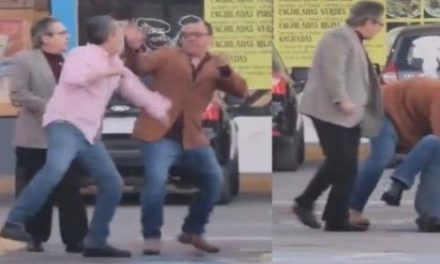 Video: Señores se agarran a golpes en plena calle y desatan risas por ‘no saber pegar’
