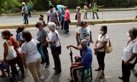 Adultos Mayores esperan horas para recibir Pensión del Bienestar en Saltillo