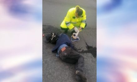 Hombre escapaba de perros callejeros en la Guayulera y fue embestido por un taxi