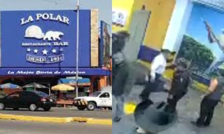 Vide: Así fue como los empleados de La Polar sacaron el cuerpo del restaurante; un guardia los ayuda