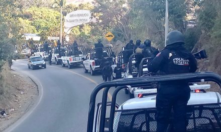 Retienen pobladores en Guerrero a 32 policías luego de tiroteo donde murieron dos agentes y tres civiles