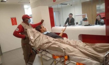 Hombre tiene que realizar un trámite en el banco y… ¡lo hace en camilla!