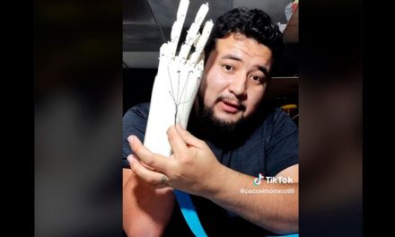 Hay talento: Joven fabrica su propia prótesis a base de madera