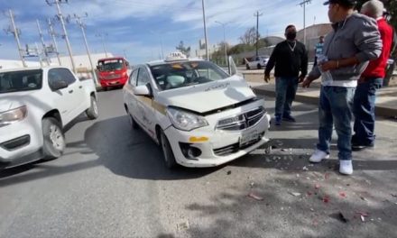 Saltillo: Taxista no guarda distancia y choca; pasajeros terminan lesionados