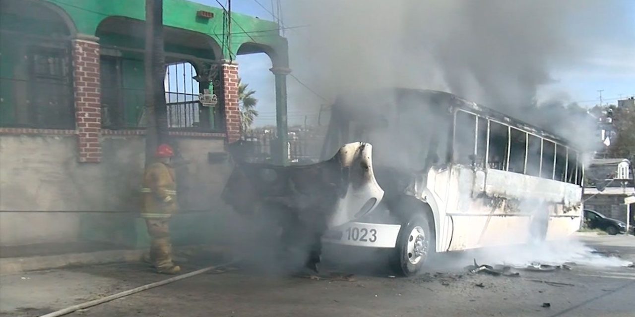 Se incendia camión de personal en Monclova