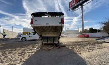Se le atraviesa un perro y termina volcado en Ramos Arizpe