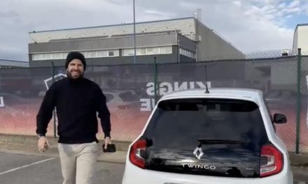 Piqué ‘sigue en guerra’ y llega manejando un Twingo a la Kings League