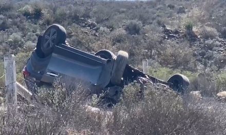 Familia vuelca en la carretera a Monclova y deja cinco personas lesionadas
