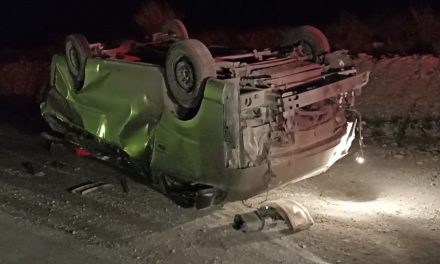 Hombre sufre volcadura tras choque frontal en carretera a Zacatecas y el responsable escapó en otro vehículo