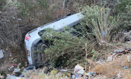 Hombre vuelca hacia arroyo a más de siete metros en Saltillo