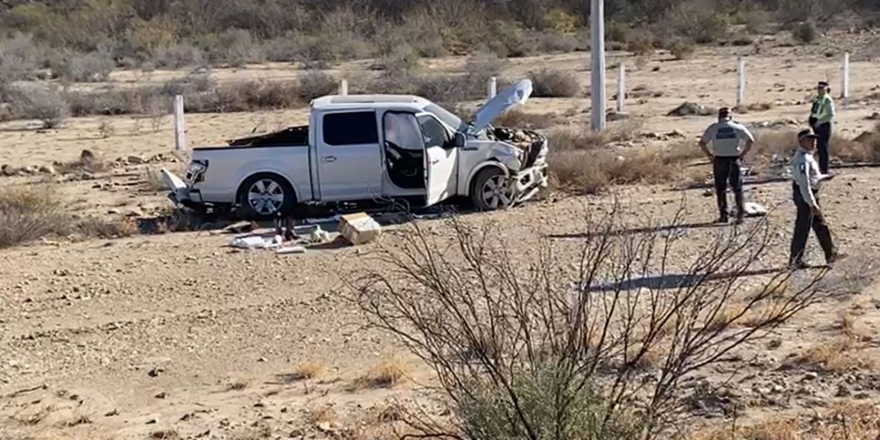 Vuelcan paisanos en su camioneta sobre la carretera Monclova