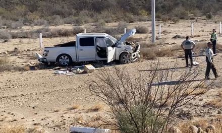 Vuelcan paisanos en su camioneta sobre la carretera Monclova