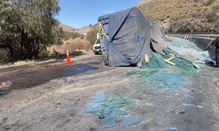 Arteaga: Vuelca tractocamión y esparce vidrios en carretera de Los Chorros