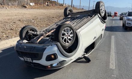 Hombre vuelca en la carretera Saltillo-Monterrey mientras iba a su trabajo