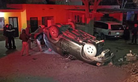 Hombre en estado de ebriedad vuelca y abandona a sus amigos; salió corriendo y se llevó las placas