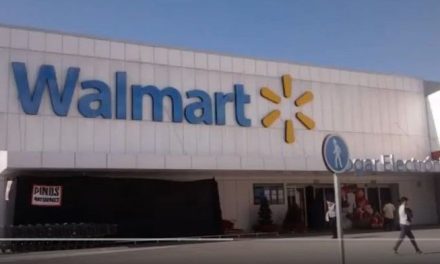 Saltillo: Se arma trifulca en Galerías; esposo de fardera se pelea con guardias que la detuvieron