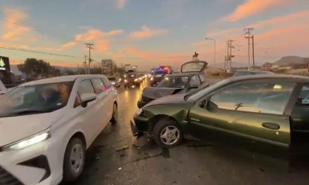 Choque en V Carranza deja caos vial en Saltillo