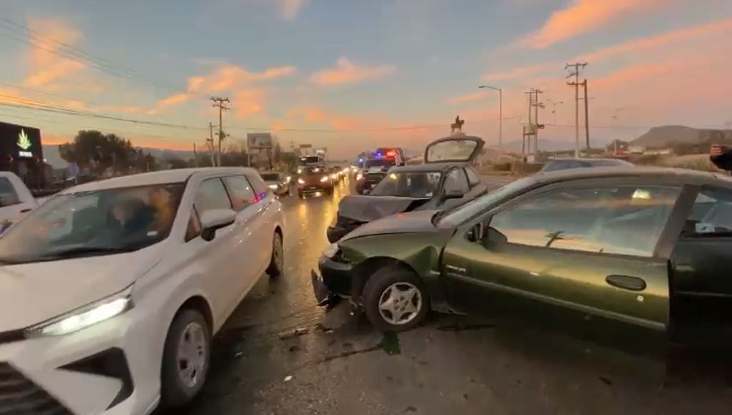 Choque en V Carranza deja caos vial en Saltillo