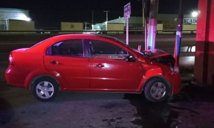 Lo sacan del camino y choca con barda en Saltillo; responsable se dio a la fuga