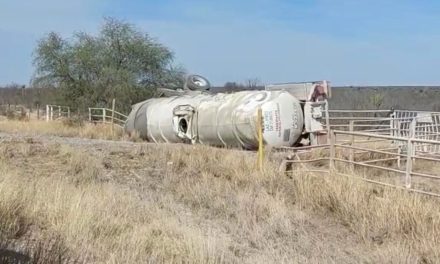 Movilización de bomberos tras volcadura de pipa en Sabinas