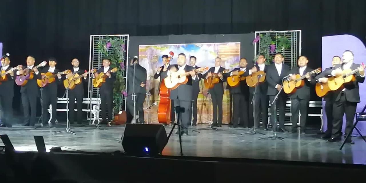 Rondallas le cantan al amor en Acuña