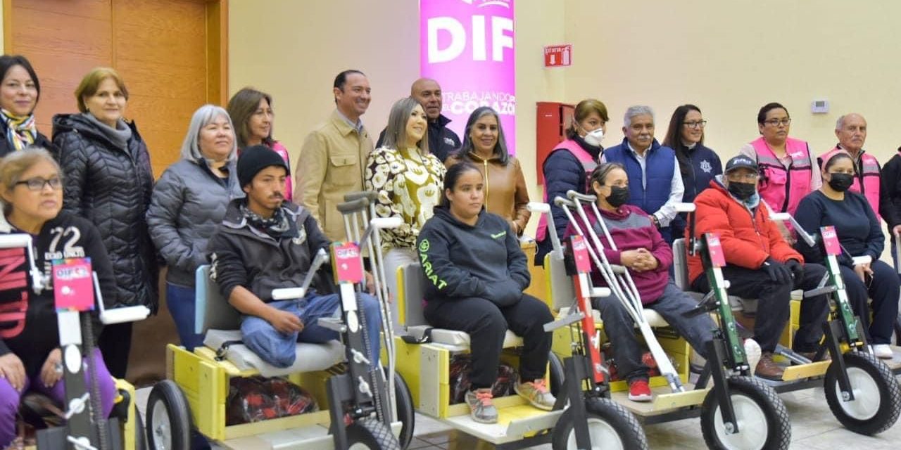 Entregan DIF carritos PET a discapacitados