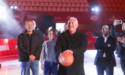 Alcalde de Torreón lanza tiro inaugural