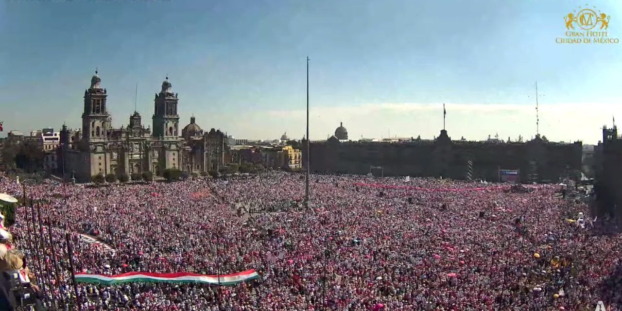Abarrotan el Zócalo en defensa del INE; marchan contra Plan B de reforma electoral