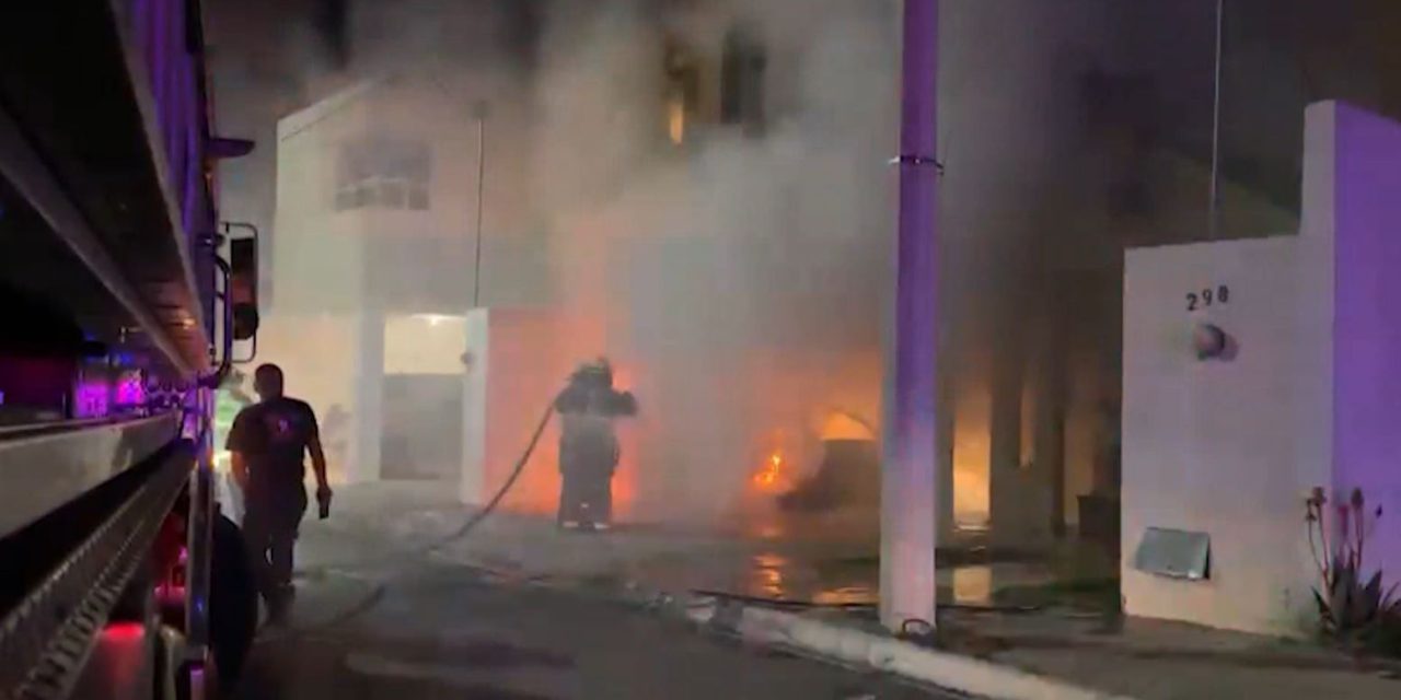Incendio de vehículo causa movilización en Saltillo; habría sufrido una falla eléctrica