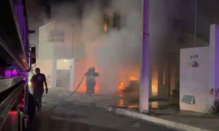 Incendio de vehículo causa movilización en Saltillo; habría sufrido una falla eléctrica
