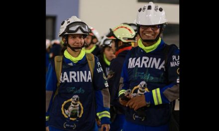 Homenajean a Frida; rescatistas de la Marina viajan a Turquía con playeras de la perrita