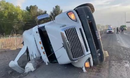 Falla mecánica lo hace volcar Tráiler; termina acostado en la Saltillo-Monterrey