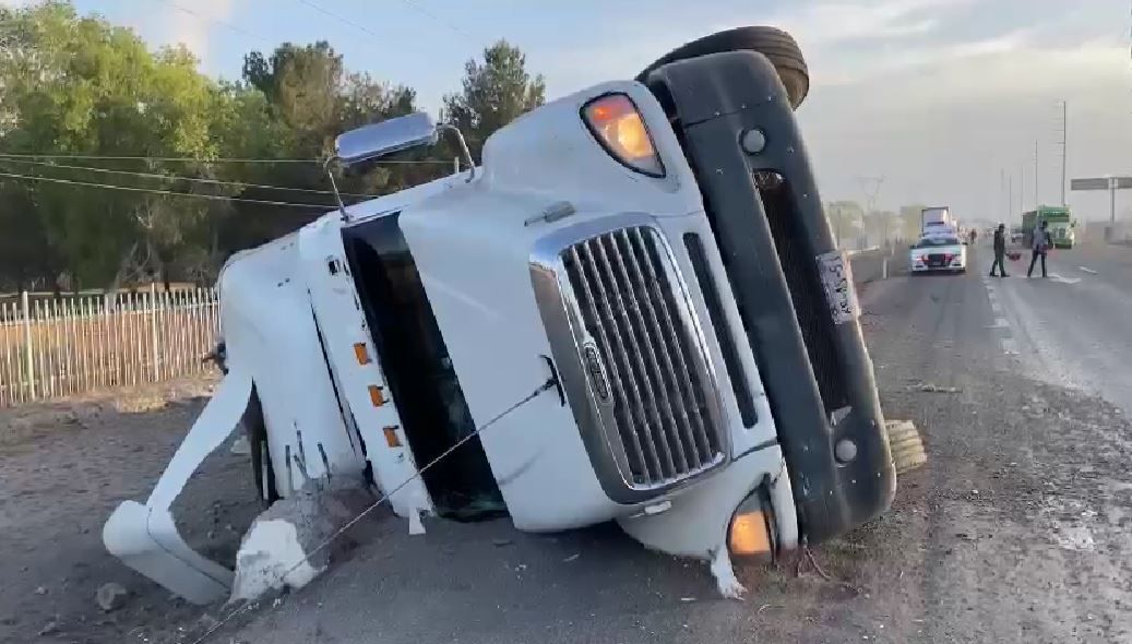 Falla mecánica lo hace volcar Tráiler; termina acostado en la Saltillo-Monterrey